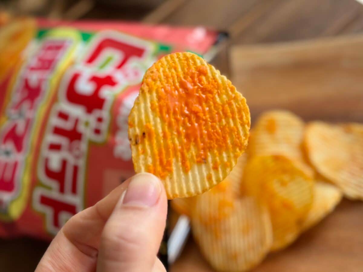 「バカうめぇ」「食べる手止まらん」【カルビー】限定ピザポテトが背徳すぎる