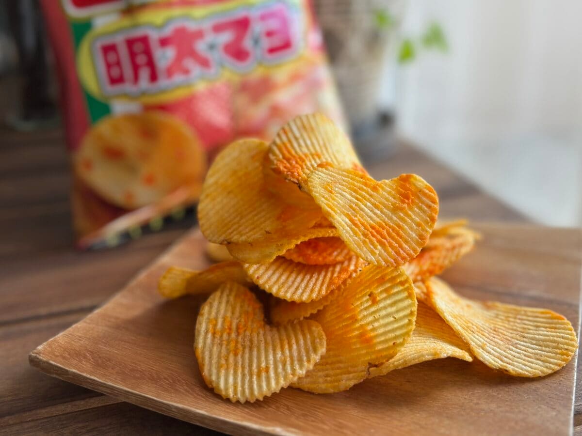 「バカうめぇ」「食べる手止まらん」【カルビー】限定ピザポテトが背徳すぎる