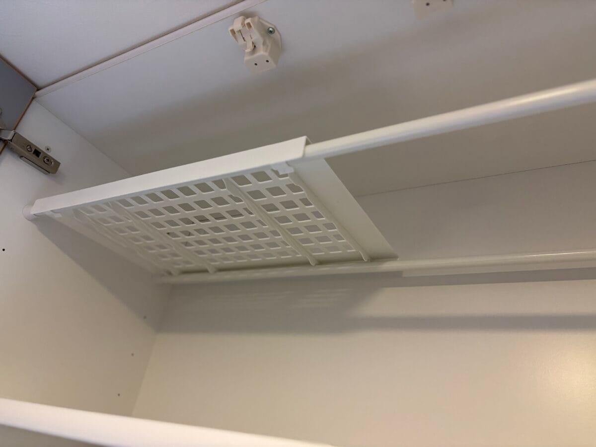 【ダイソー】突っ張り棒で収納棚DIY！積み重ね整理棚との組み合わせで最強！