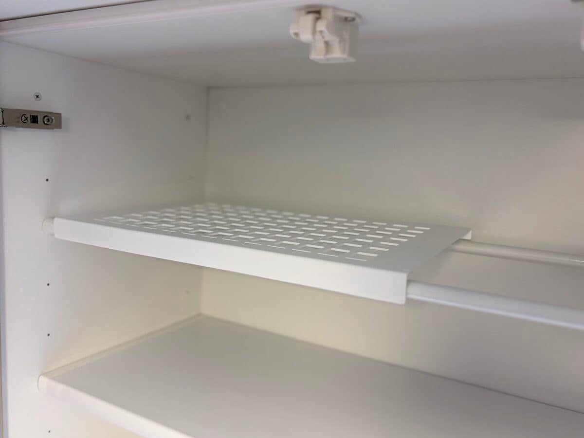 【ダイソー】突っ張り棒で収納棚DIY！積み重ね整理棚との組み合わせで最強！