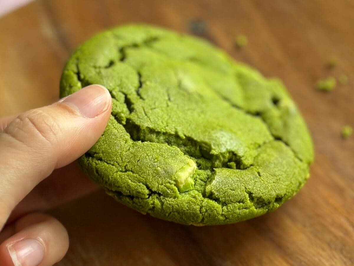 ドデカい抹茶に大歓喜!【セブン】しっとり濃厚系クッキーに「最高です」