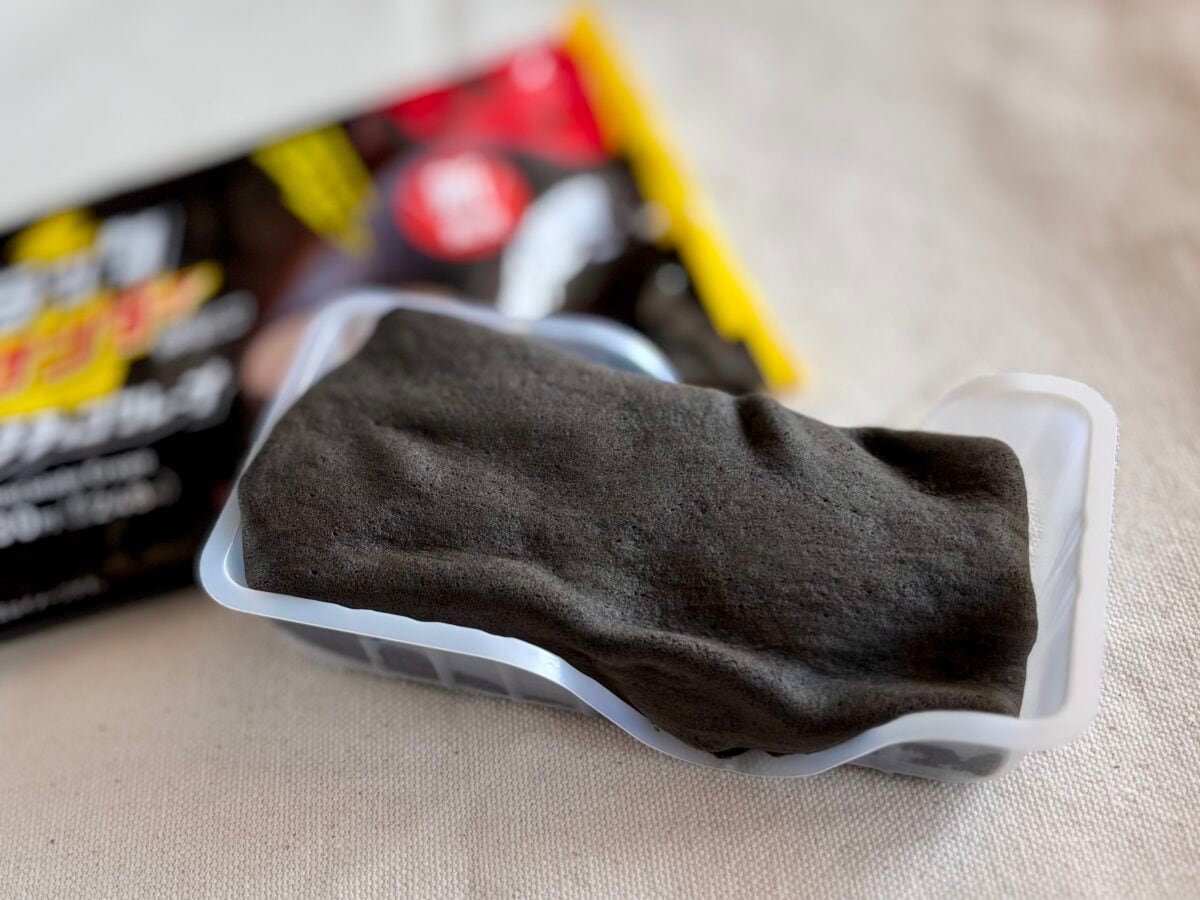 「2日連続で食った」「神」【ファミマ】ザクモチ食感の真っ黒スイーツとは