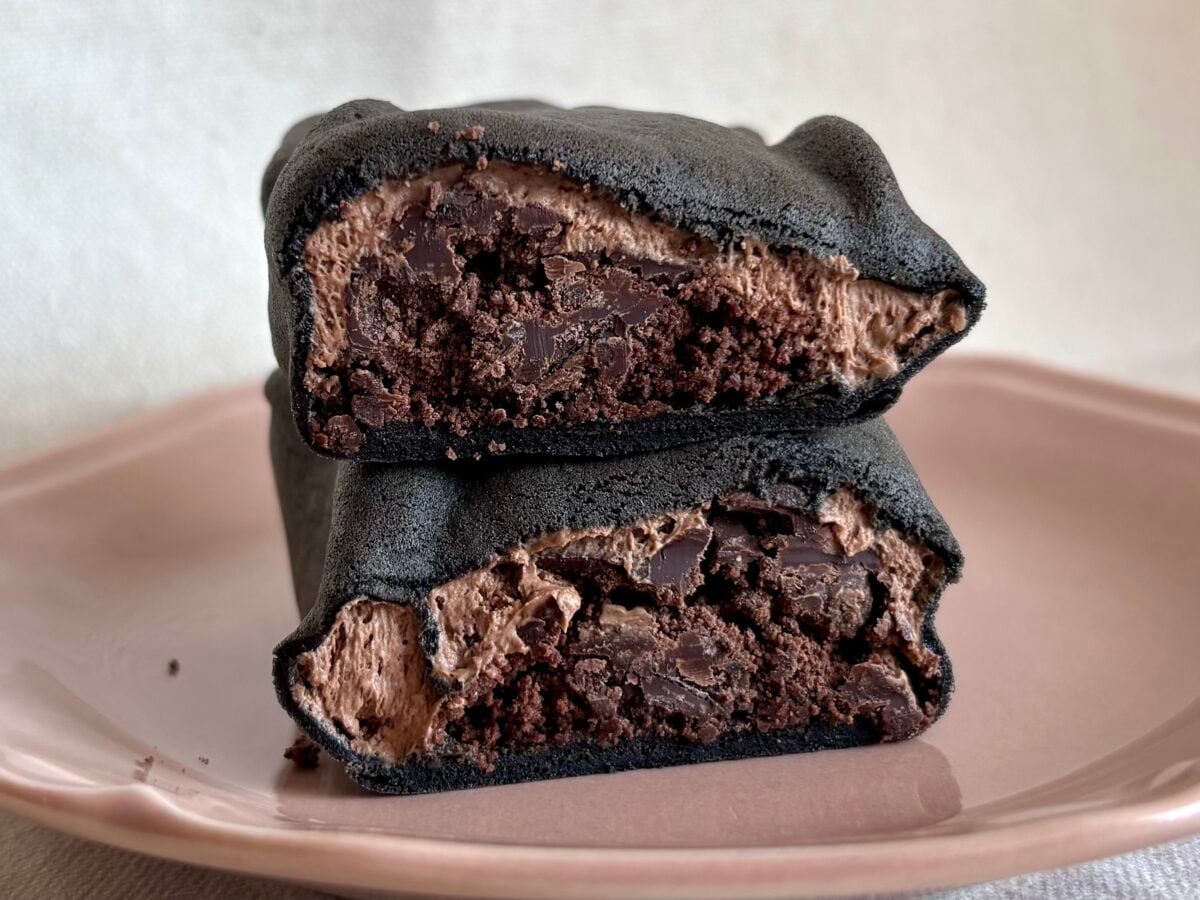 「2日連続で食った」「神」【ファミマ】ザクモチ食感の真っ黒スイーツとは