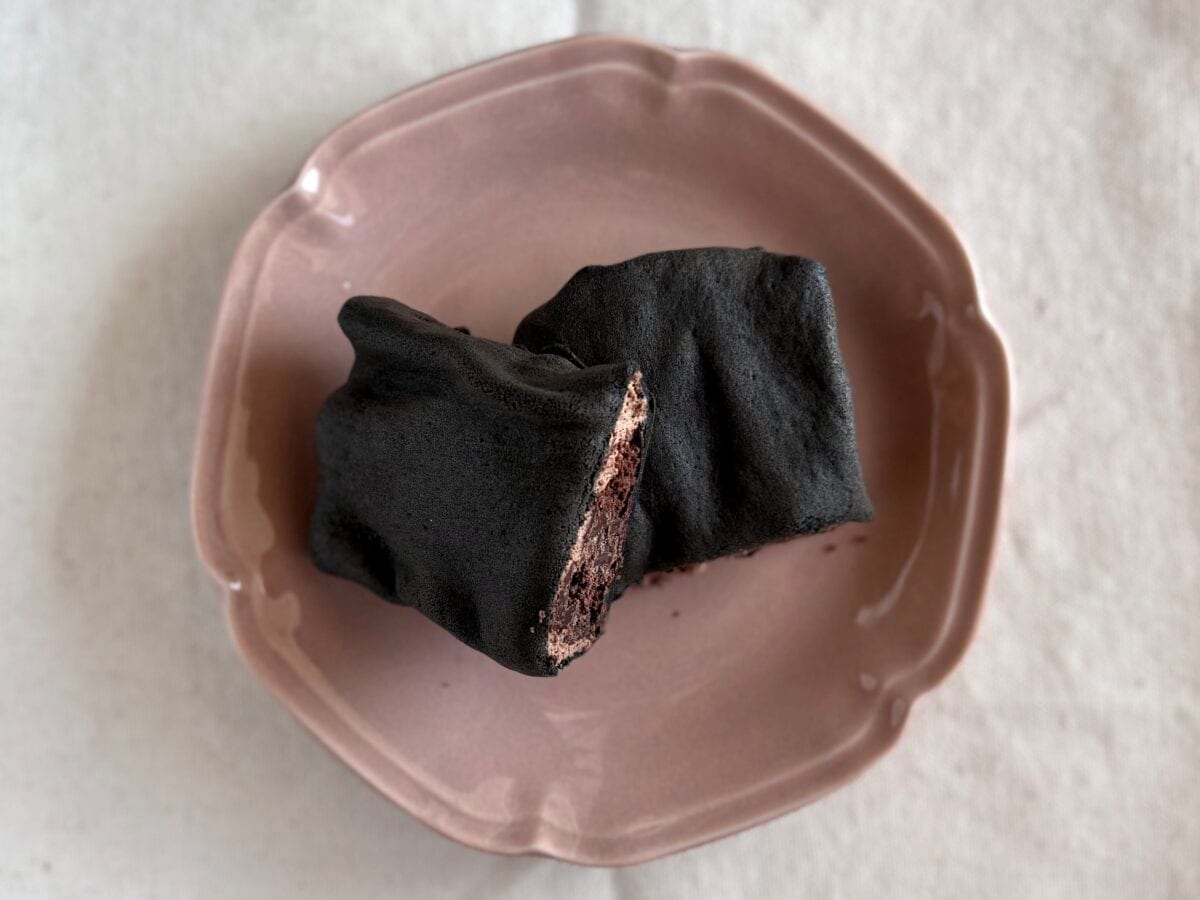 「2日連続で食った」「神」【ファミマ】ザクモチ食感の真っ黒スイーツとは
