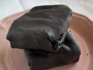 「2日連続で食った」「神」【ファミマ】ザクモチ食感の真っ黒スイーツとは