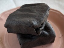 「2日連続で食った」「神」【ファミマ】ザクモチ食感の真っ黒スイーツとは