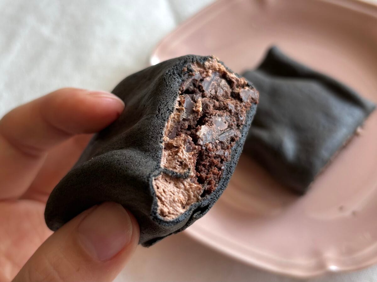 「2日連続で食った」「神」【ファミマ】ザクモチ食感の真っ黒スイーツとは