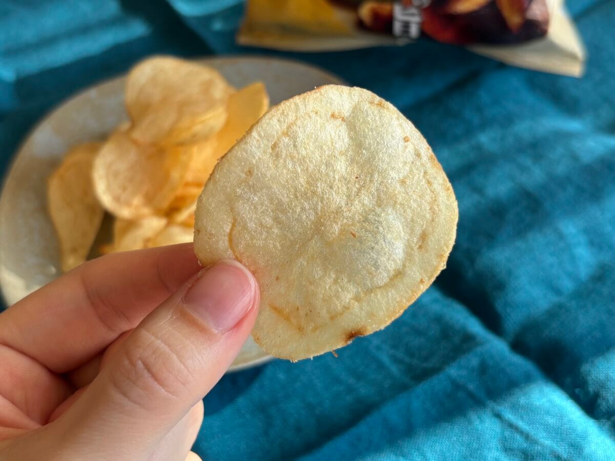 「旨味感じる」「分からんかった」【ファミマ】賛否集まるポテチを実食