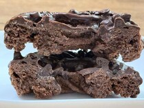 チョコ塊最高すぎる【ファミマ】カロリー爆弾のドーナツが美味すぎ