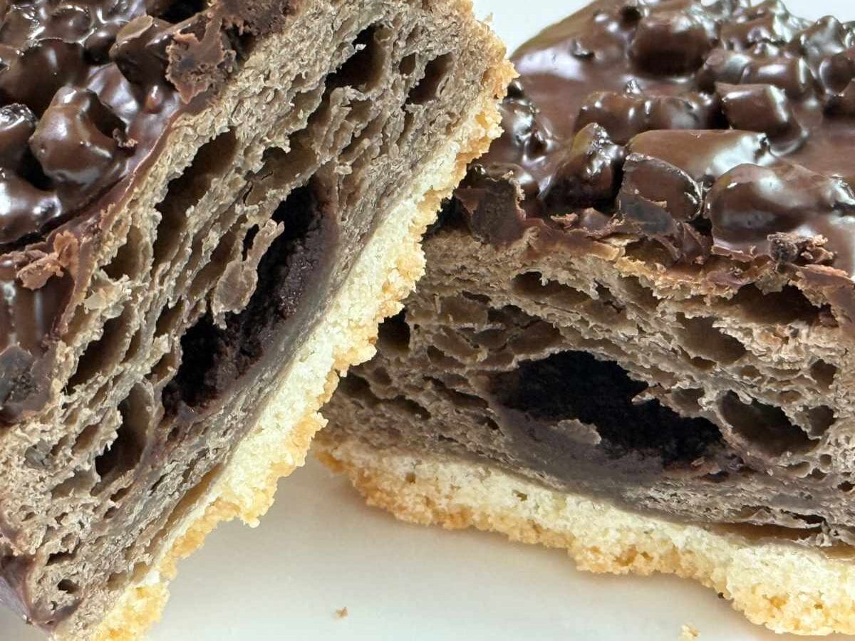 サクザクで食べ応えスゴ【ファミマ】ヘビー級チョコパイが話題