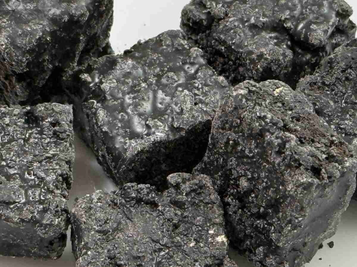 炭かと思った(笑)【ファミマ】ブラックサンダー公式ライバルを実食