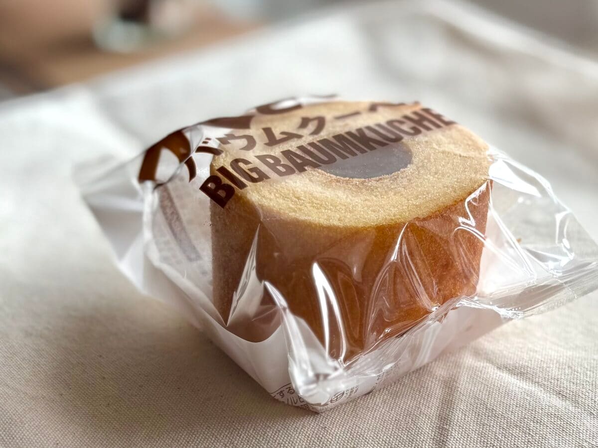 「ガムテープかと思った」インパクト大【ファミマ】超巨大スイーツを実食