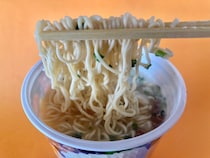 90秒で完成！これは美味しい！【サッポロ一番】本格的な豚骨ラーメン