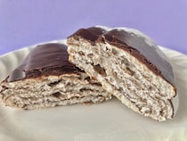 実はアレも入ってチョコ感UP！ハマる人続出の菓子パン【セブン】