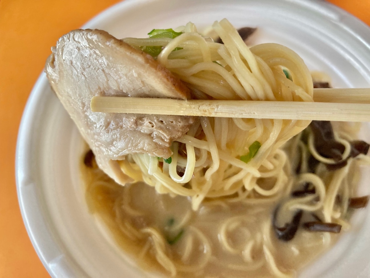 これがレンチンのクオリティだと!?ボリューム感も大満足なレンジラーメン【セブン】