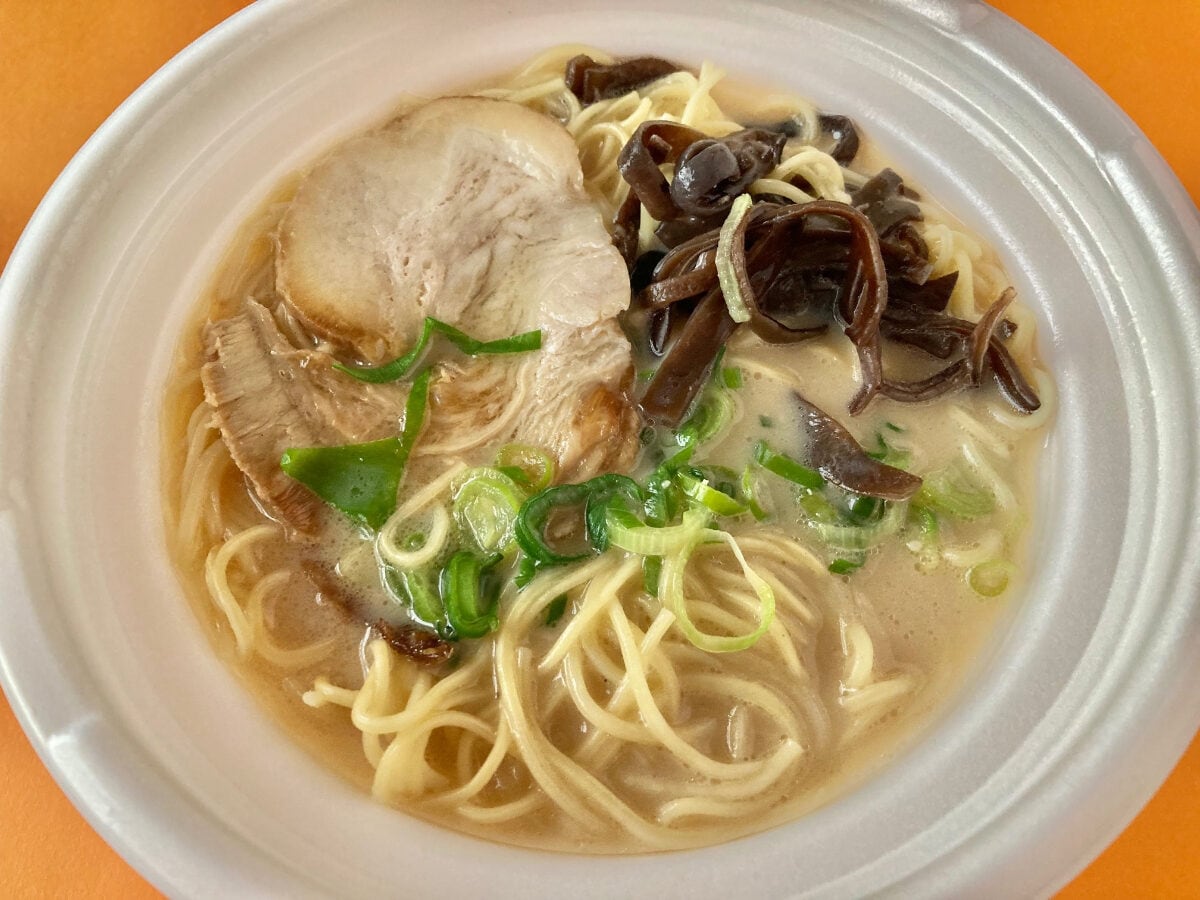 これがレンチンのクオリティだと!?ボリューム感も大満足なレンジラーメン【セブン】