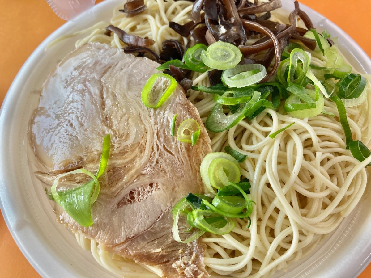 これがレンチンのクオリティだと!?ボリューム感も大満足なレンジラーメン【セブン】