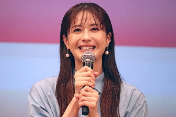 松本若菜、ロケ地オフショット公開「ロケ現場すごい！」「初回からハラハラドキドキでした！」の声＜Dr.アシュラ＞