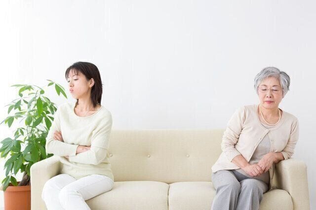 「なぜかタオルを貸してくれない」「自分の箸で子どもに食事をあげようとする」。義実家への帰省でモヤったエピソード