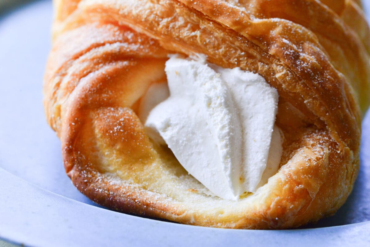 「激ハマり」【ローソン】「最強ワード」の新作パンにクリーム好きが歓喜