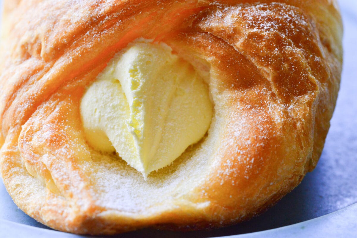 「激ハマり」【ローソン】「最強ワード」の新作パンにクリーム好きが歓喜