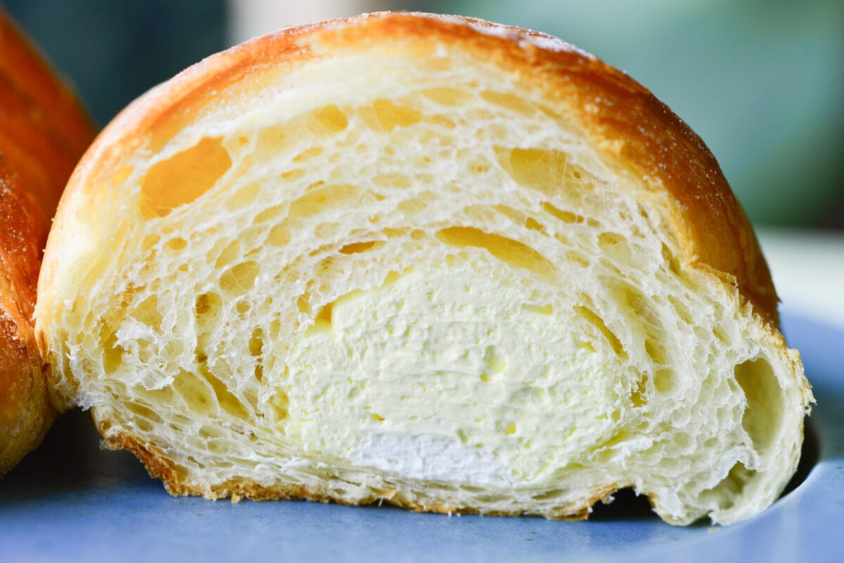 「激ハマり」【ローソン】「最強ワード」の新作パンにクリーム好きが歓喜