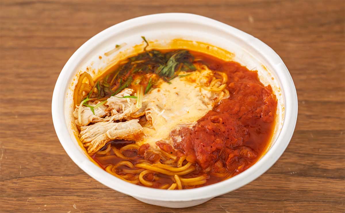 「100回食える」「ハマった」【セブン】真っ赤な新作ラーメンは完飲したくなるウマさ