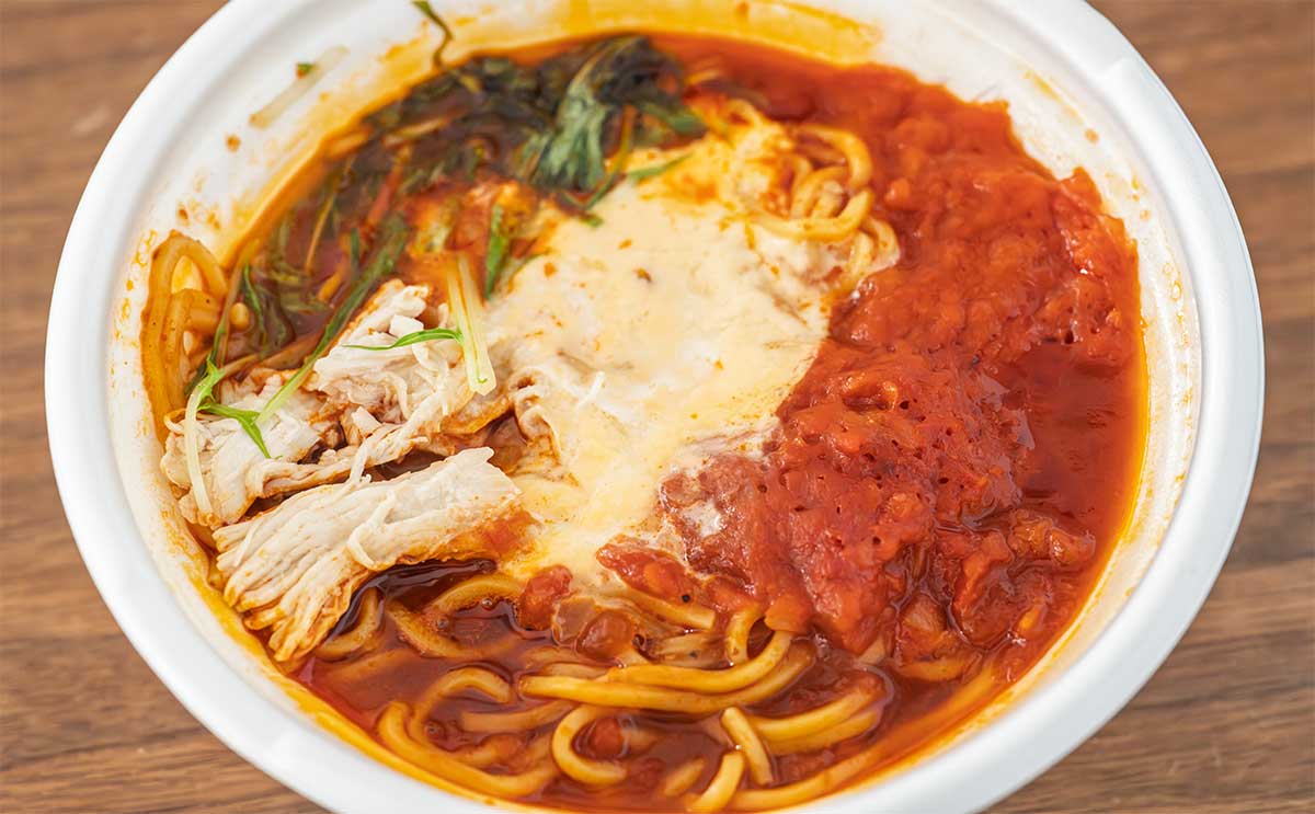 「100回食える」「ハマった」【セブン】真っ赤な新作ラーメンは完飲したくなるウマさ