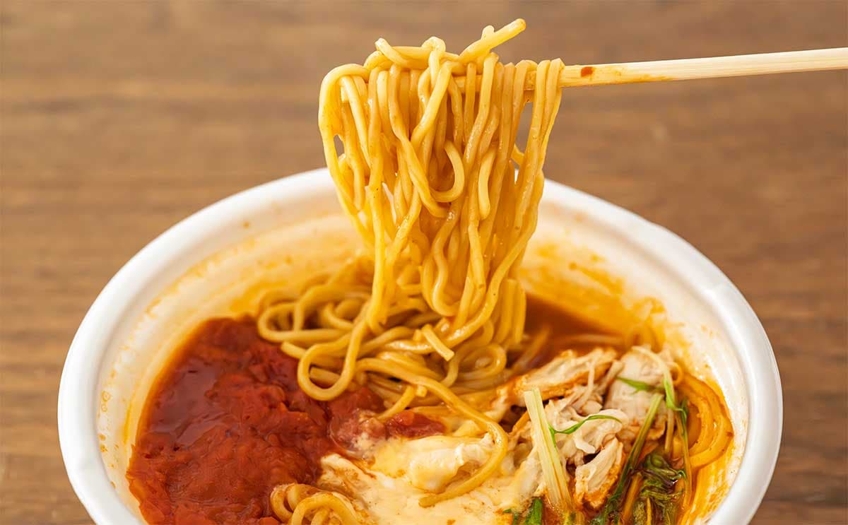 「100回食える」「ハマった」【セブン】真っ赤な新作ラーメンは完飲したくなるウマさ