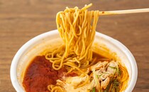 「100回食える」「ハマった」【セブン】真っ赤な新作ラーメンは完飲したくなるウマさ