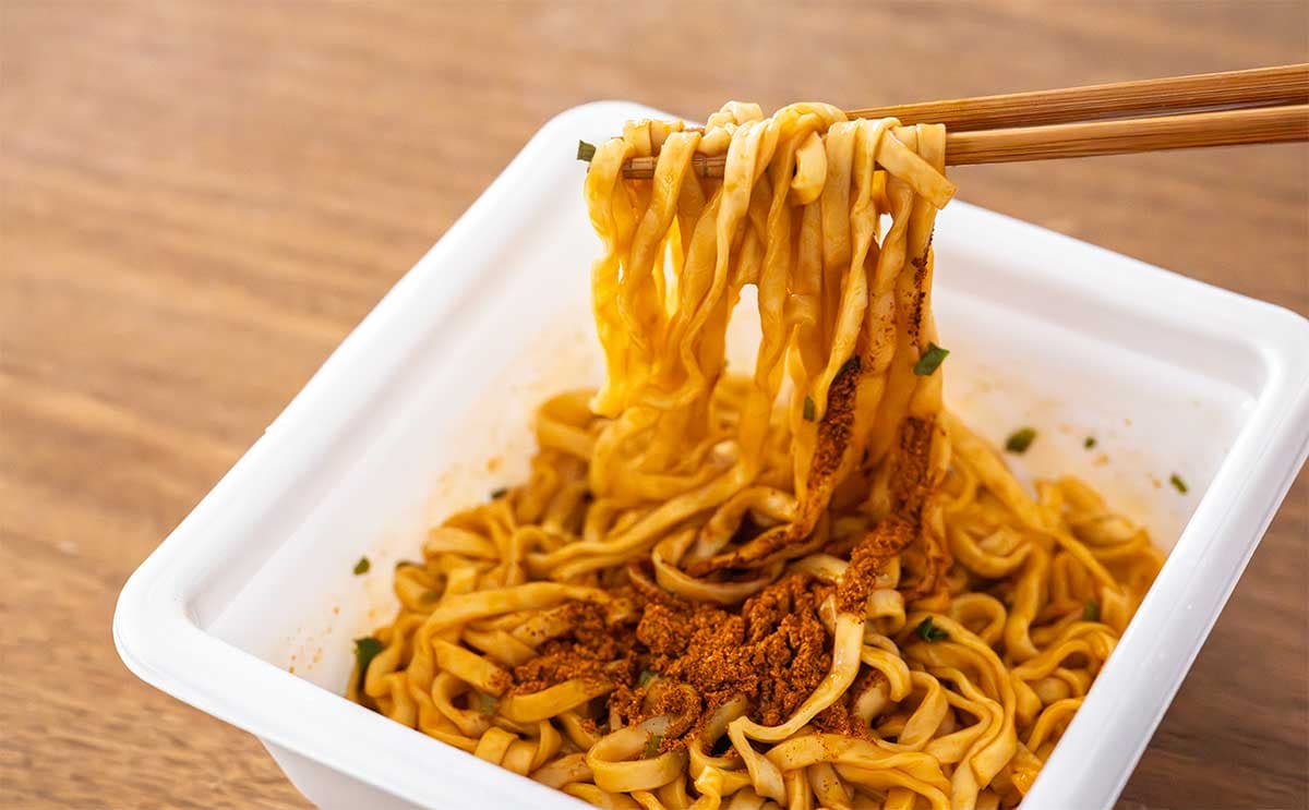 「神…？」「食べるの楽しみ」ついに【どん兵衛】新作が発売に。刺激的でめちゃウマい