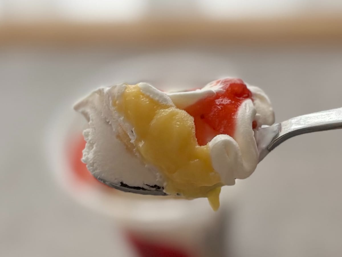 アイスの中にプリン……だと?【セブン】「不思議感覚」のパフェを実食