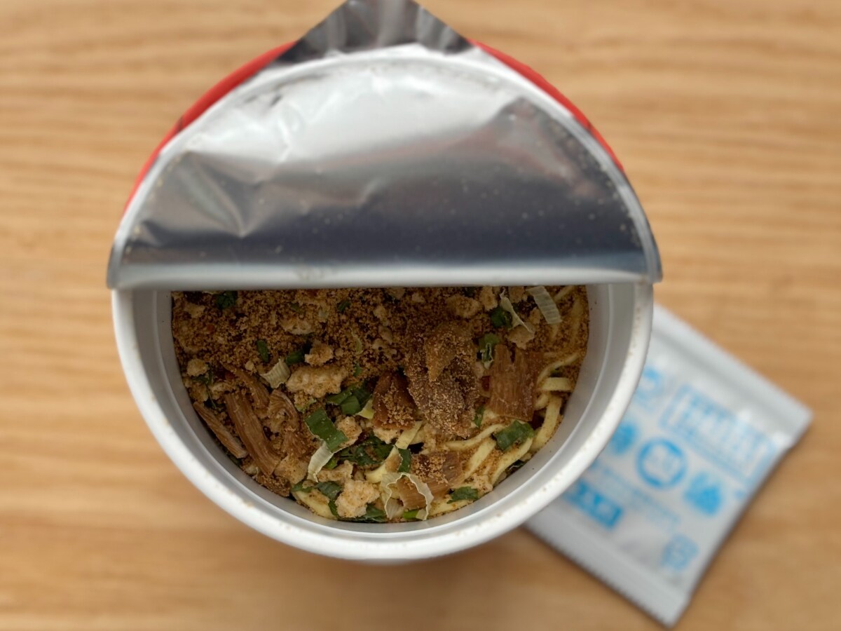 ニンニク風味に手が止まらん!【ローソン限定】人気店のカップ麺が初登場