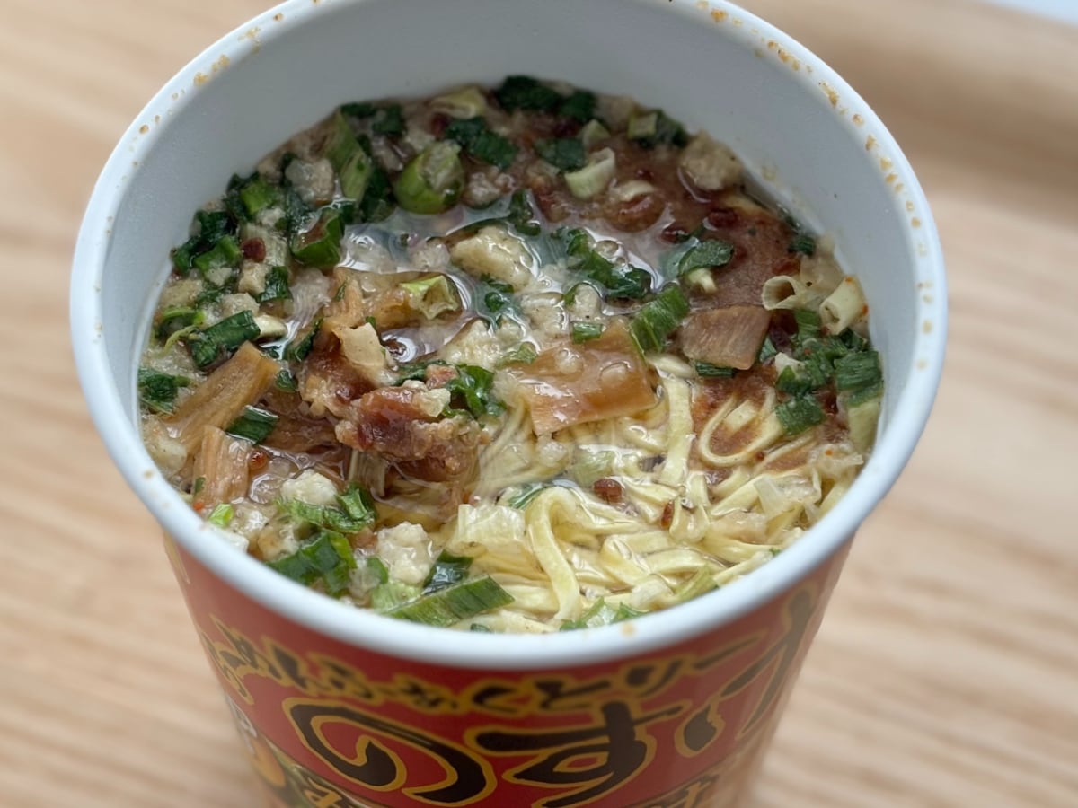 ニンニク風味に手が止まらん!【ローソン限定】人気店のカップ麺が初登場