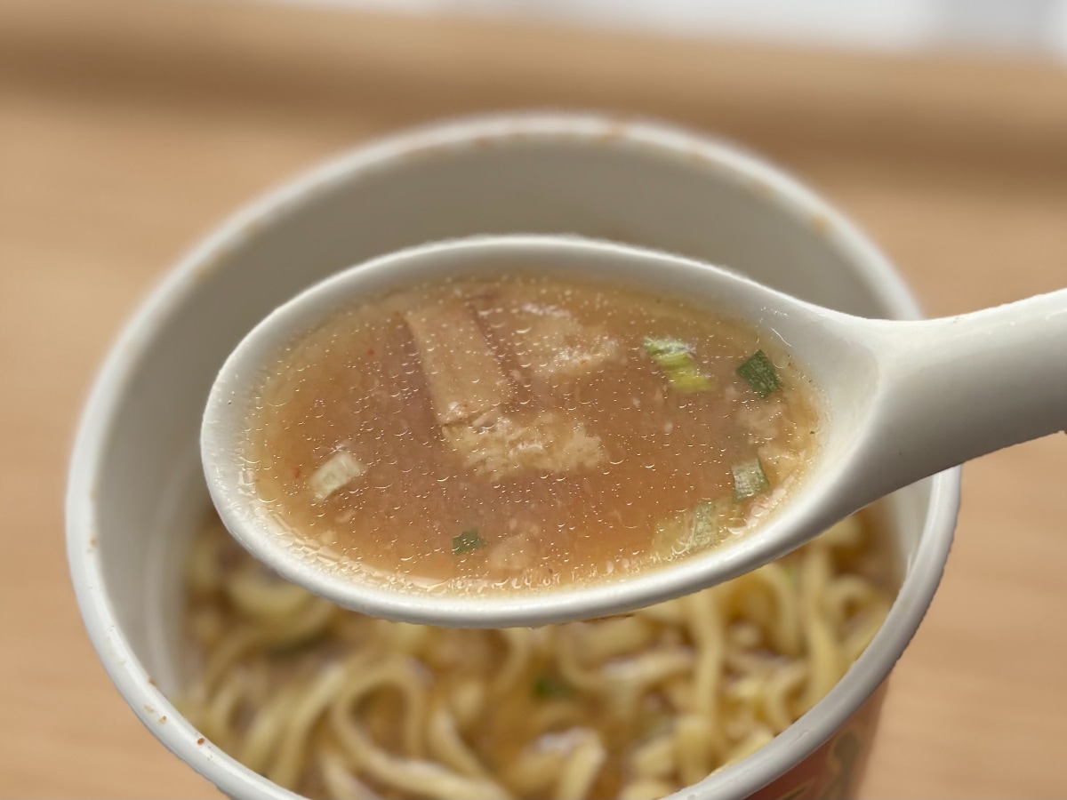 ニンニク風味に手が止まらん!【ローソン限定】人気店のカップ麺が初登場