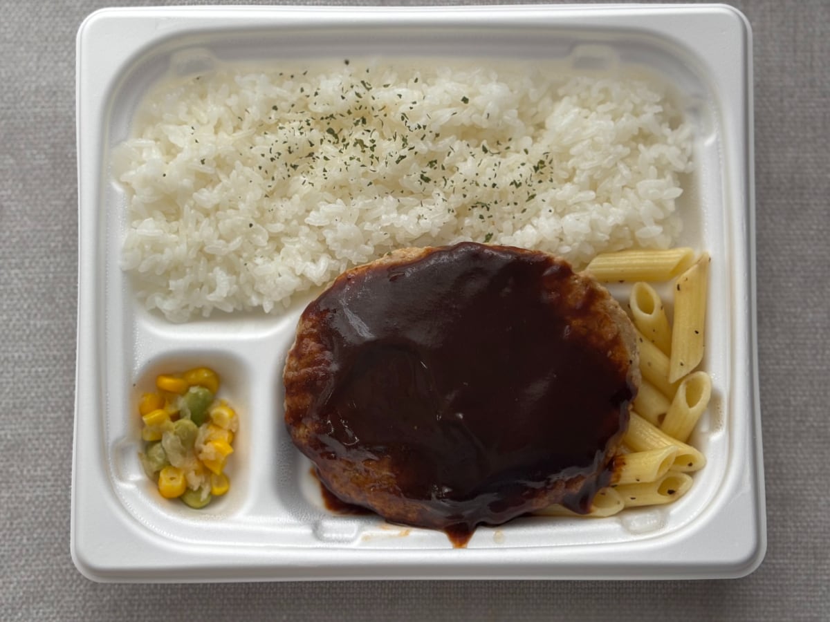 じゅわ~とあふれる肉汁がたまらん♡【ファミマ】のコラボ弁当に大満足