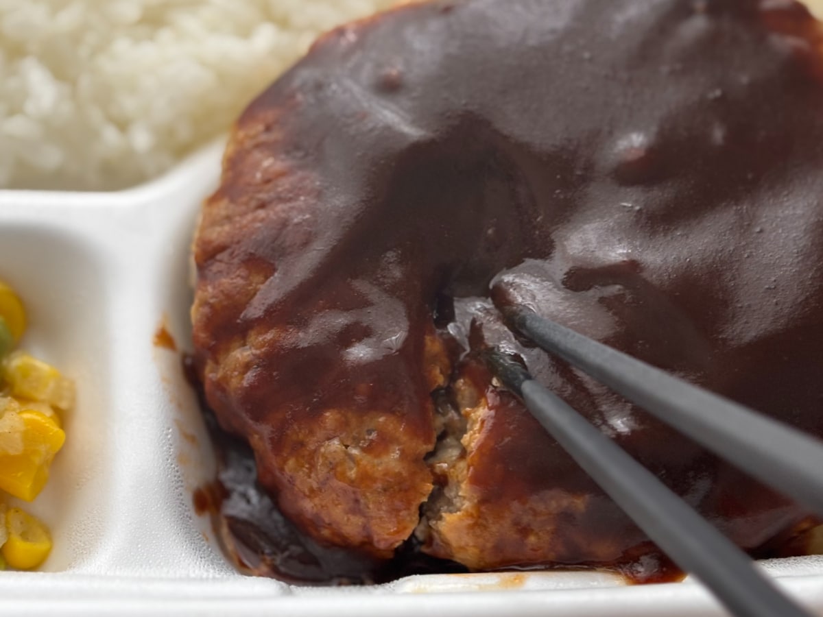 じゅわ~とあふれる肉汁がたまらん♡【ファミマ】のコラボ弁当に大満足