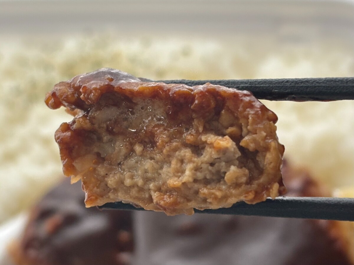 じゅわ～とあふれる肉汁がたまらん♡【ファミマ】のコラボ弁当に大満足