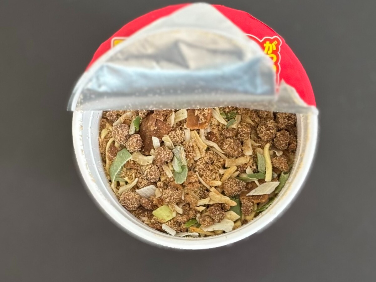 ジャンクな味にヤミツキ!【マルちゃん】の『マジ盛』新作が魅惑的すぎる