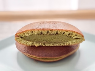 ほろ苦いあんと甘い生地が相性抜群！【ファミマ】老舗監修の限定和菓子