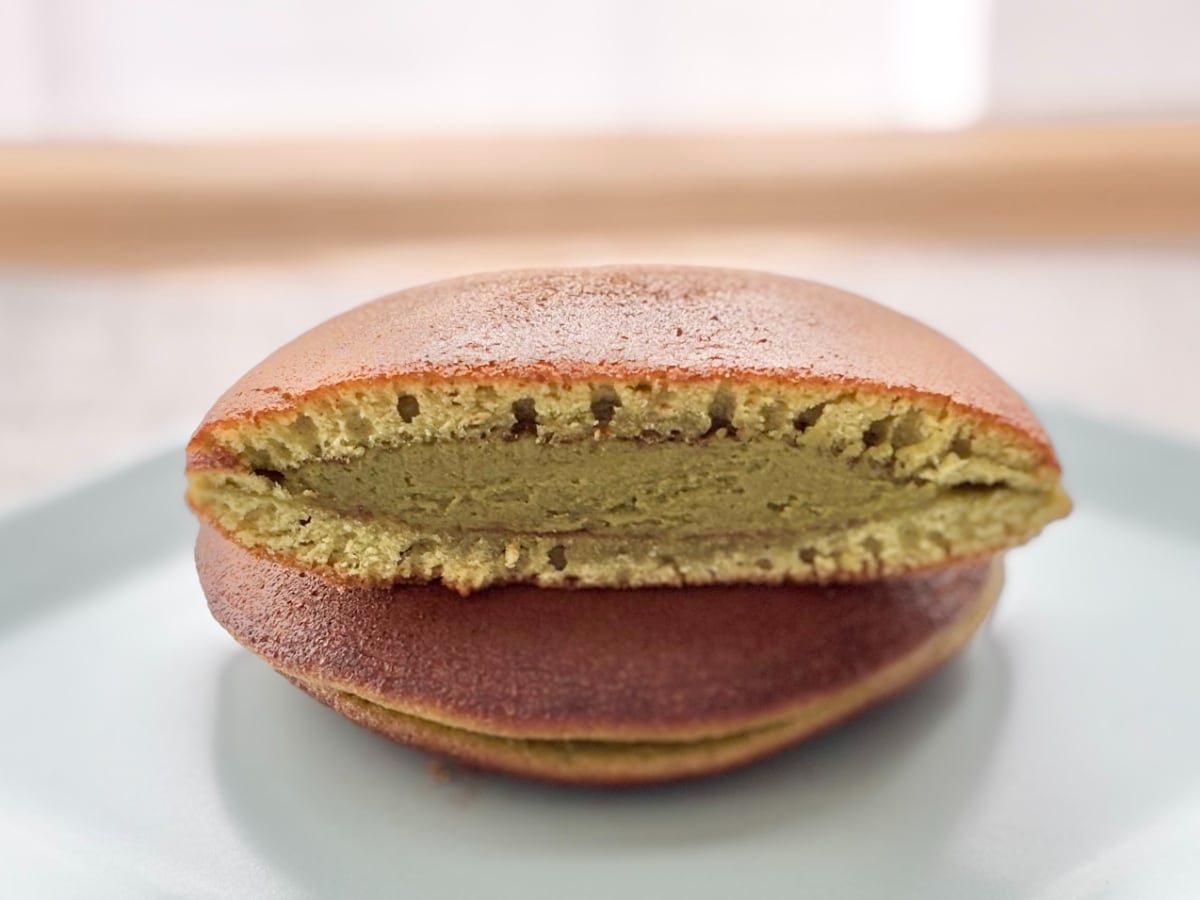 ほろ苦いあんと甘い生地が相性抜群!【ファミマ】老舗監修の限定和菓子