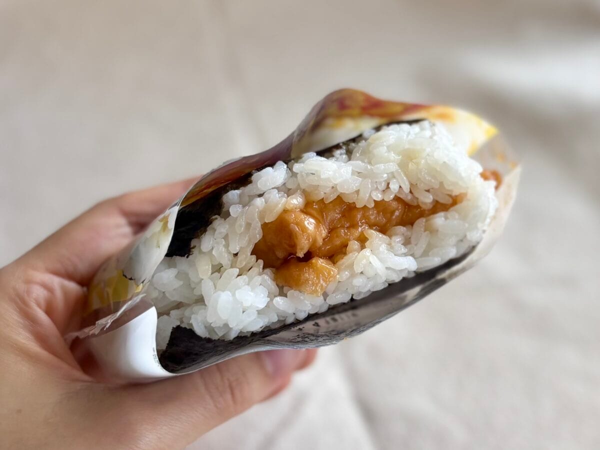【ローソン】新作がもはや“おにぎれず”!?具材はみ出ちゃってますよ~!