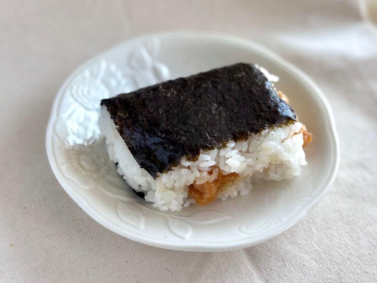 【ローソン】新作がもはや“おにぎれず”!?具材はみ出ちゃってますよ~!