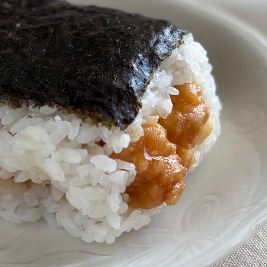 ローソン】新作がもはや“おにぎれず”！？具材はみ出ちゃってますよ