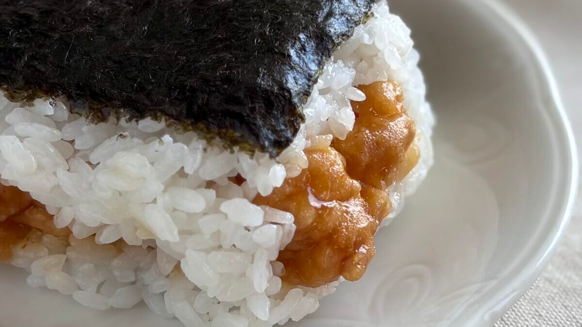 ローソン】新作がもはや“おにぎれず”！？具材はみ出ちゃってますよ