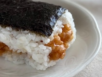 【ローソン】新作がもはや“おにぎれず”！？具材はみ出ちゃってますよ～！