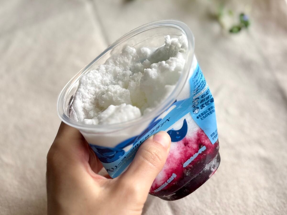 果肉ソースのつぶつぶ感がいい!【ファミマ】新作フラッペは涼し気な甘み