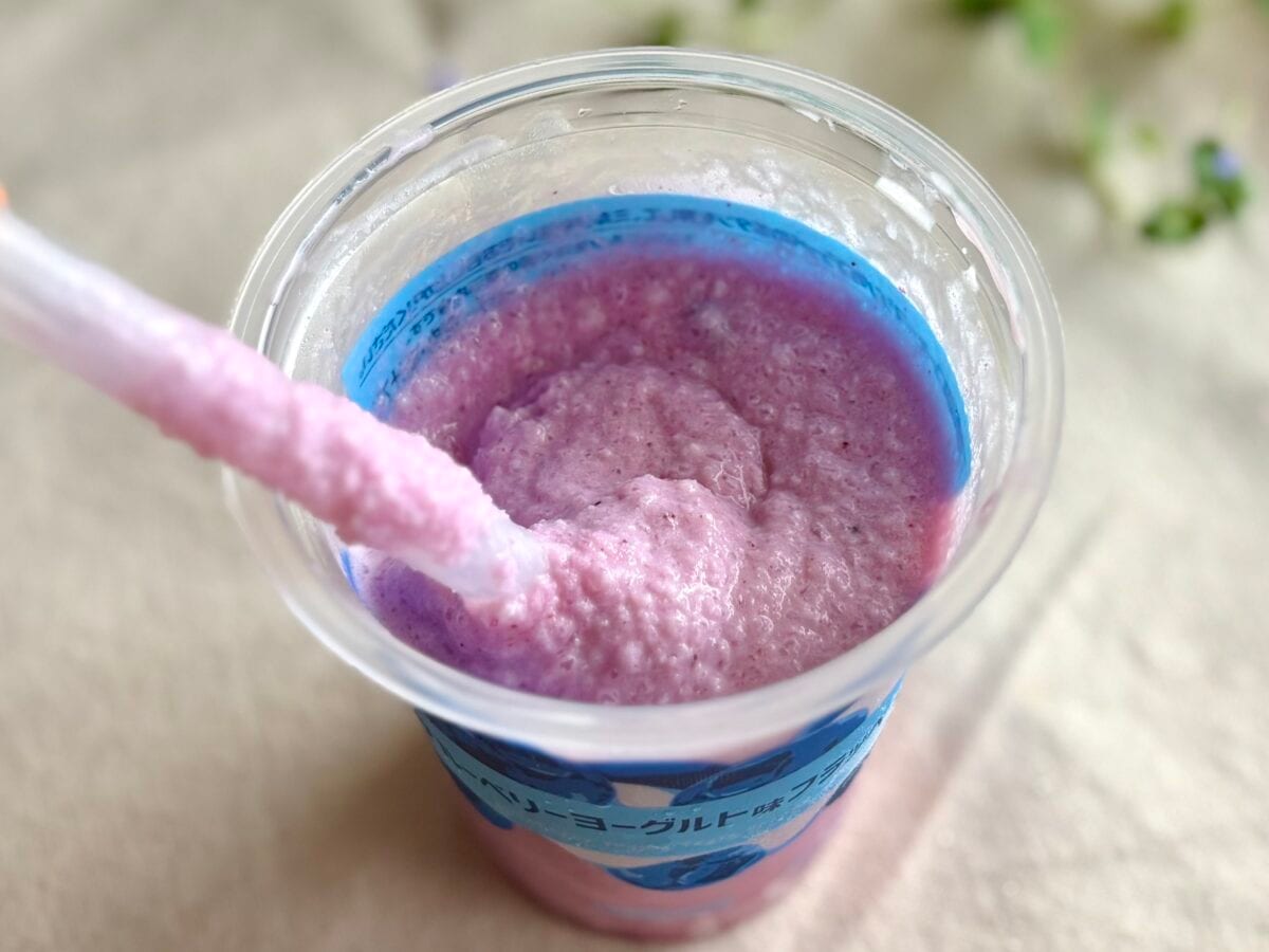 果肉ソースのつぶつぶ感がいい！【ファミマ】新作フラッペは涼し気な甘み