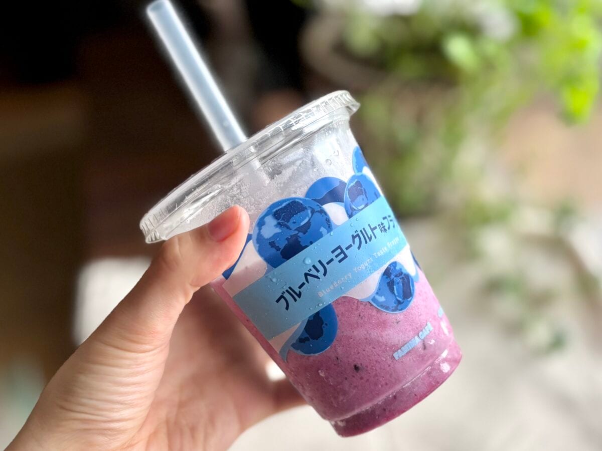 果肉ソースのつぶつぶ感がいい!【ファミマ】新作フラッペは涼し気な甘み