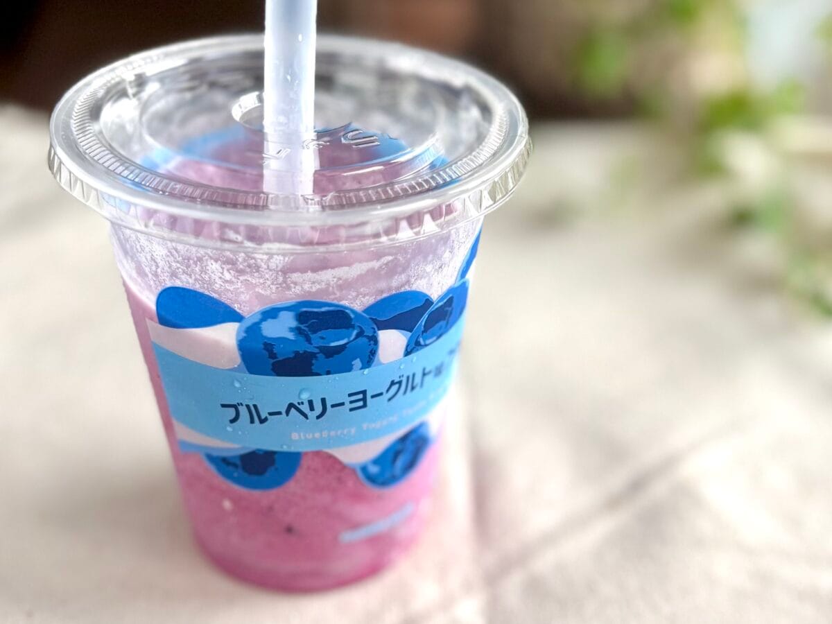 果肉ソースのつぶつぶ感がいい！【ファミマ】新作フラッペは涼し気な甘み